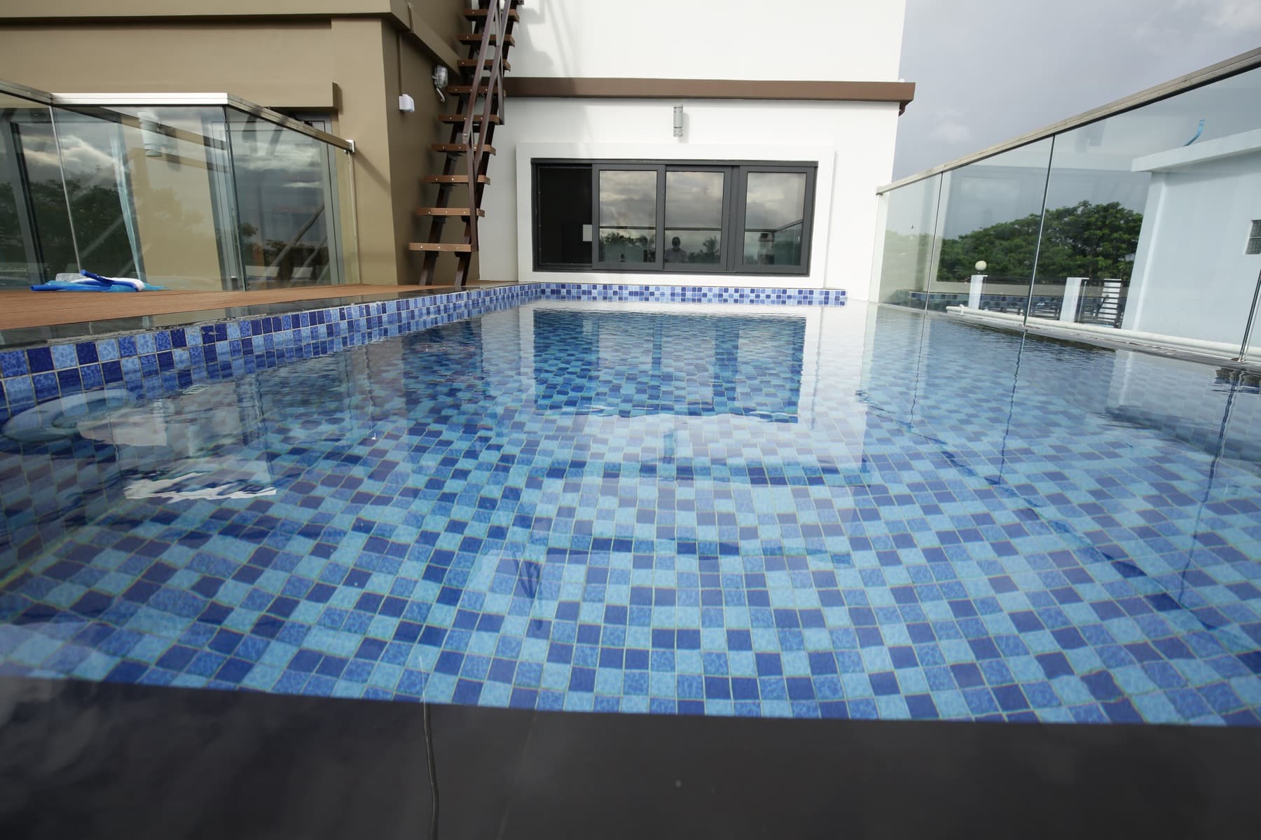 WTK Residence, Rooftop swimming pool